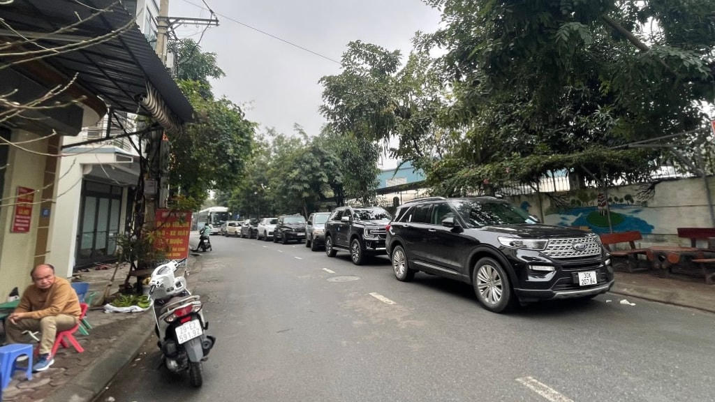 Hàng dài phương tiện chờ đăng kiểm.