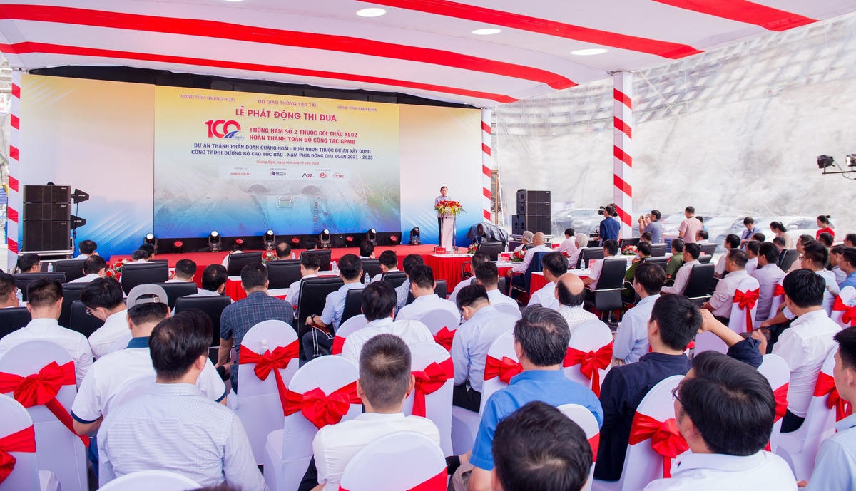 Quang cảnh buổi Lễ phát động thi đua. 