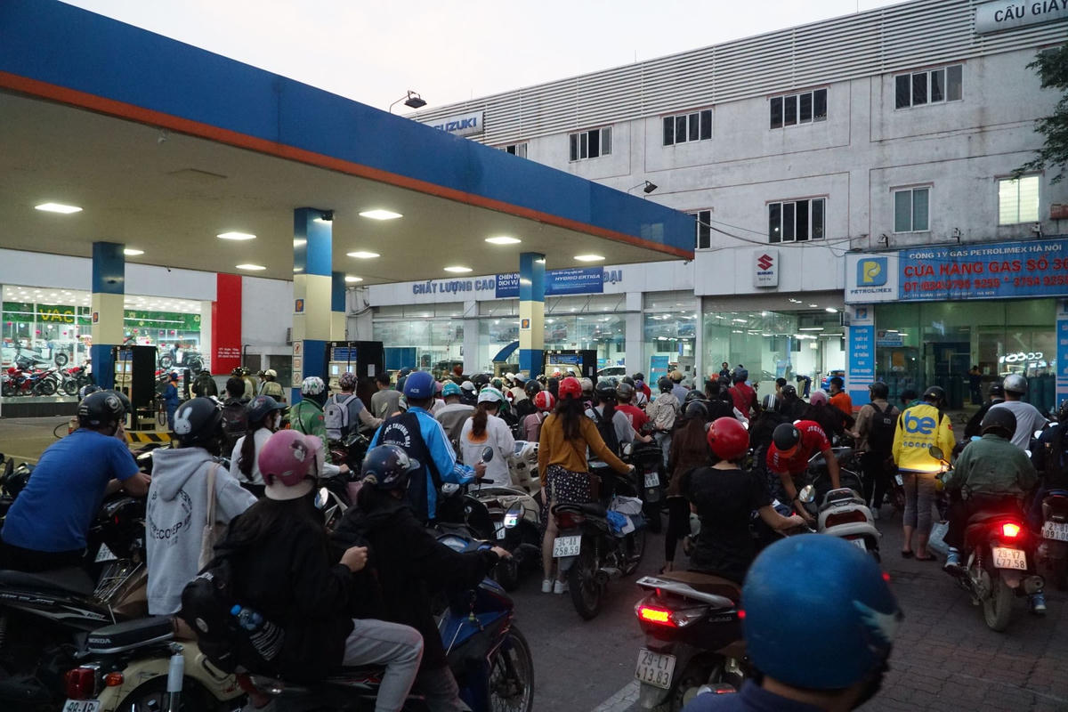 Hệ thống cửa hàng xăng dầu Petrolimex trên địa bàn TP Hà Nội sẽ tăng cường bán hàng 24/24h đến hết ngày 13/11.