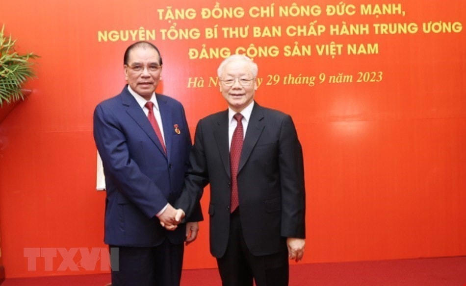 Tổng Bí thư Nguyễn Phú Trọng chúc mừng nguyên Tổng Bí thư Nông Đức Mạnh. (Ảnh: Trí Dũng/TTXVN).
