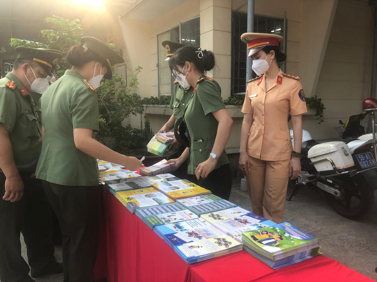 Lực lượng Công an TP Thủ Đức (TPHCM) chuẩn bị tờ rơi để tuyên truyền về hoạt động lừa đảo qua điện thoại. Ảnh: Hồng Phúc.