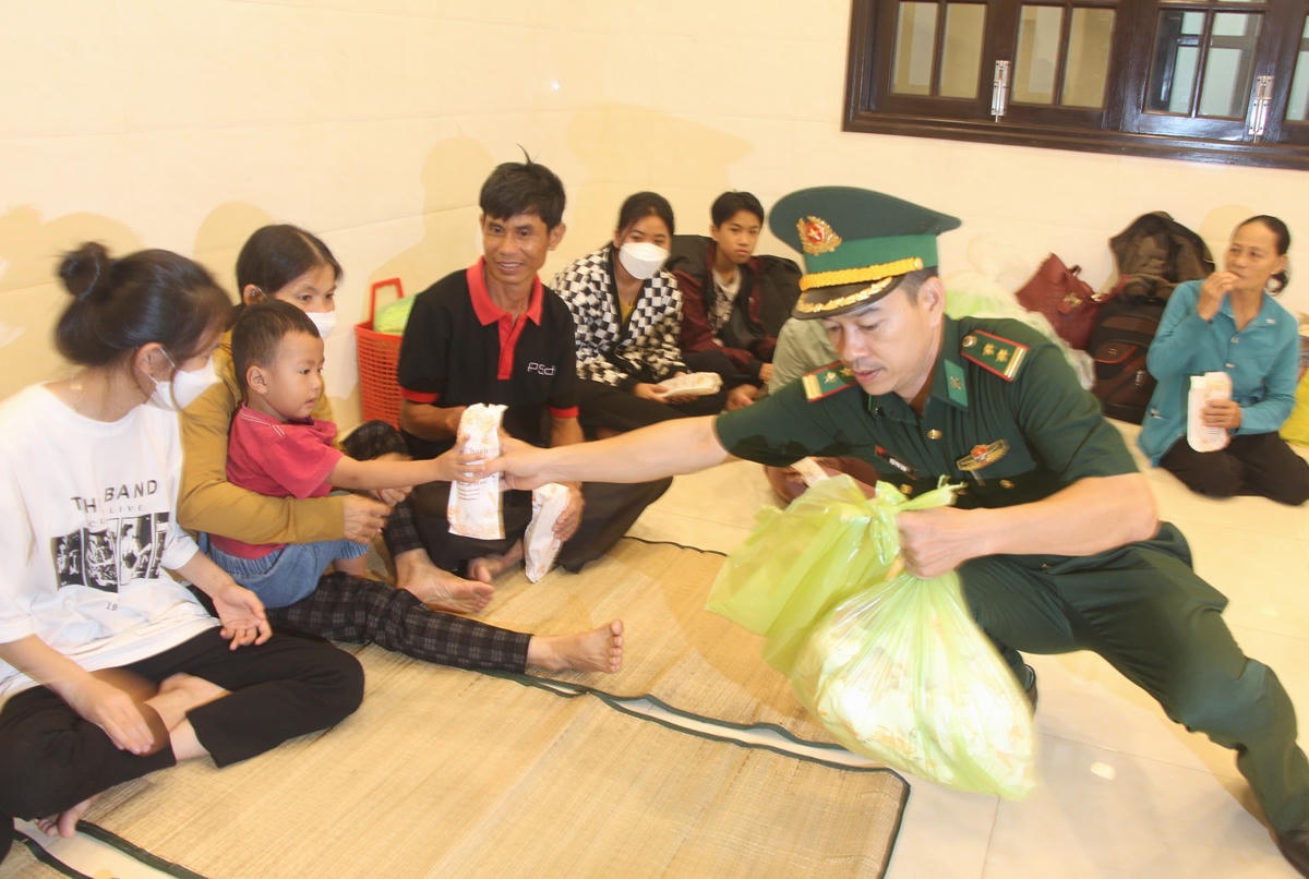 Lực lượng BĐBP tỉnh phát bánh mì cho người dân trú tránh bão.