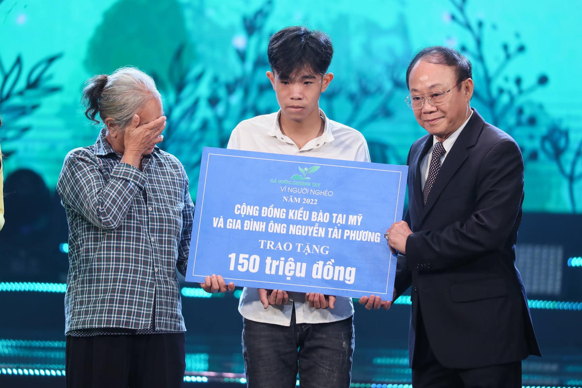Ông Nguyễn Tài Phương - Ủy viên UBTƯ MTTQ Việt Nam, kiều bào tại Mỹ trao số tiền 150 triệu đồng cho em Nguyễn Văn Tuấn ở xã Vô Tranh, huyện Hạ Hòa, tỉnh Phú Thọ mồ côi cả cha lẫn mẹ. Ảnh: Quang Vinh.