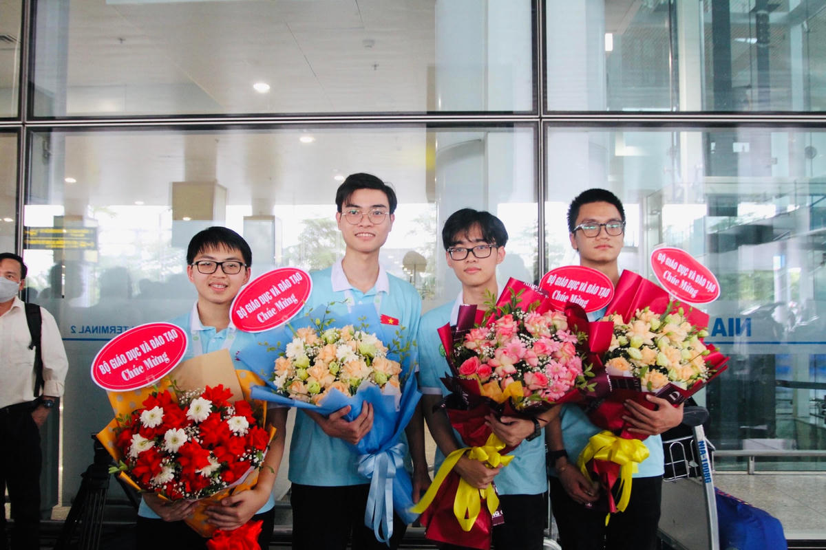 Từ trái sang phải: Em Võ Tiến Thành (Huy chương Đồng), em Trương Văn Quốc Đạt (Huy chương Bạc), em Nguyễn Phúc Lâm (Huy chương Đồng), em Đỗ Trọng Phước Nguyên (Huy chương Đồng).