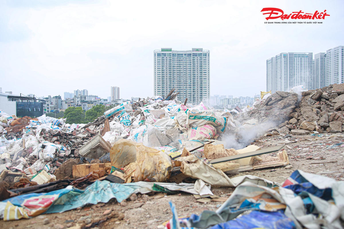 Bãi rác đổ trộm cao như 'núi' tra tấn người dân Thủ đô