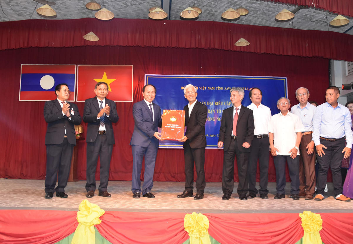 Phó Chủ tịch – Tổng Thư ký Lê Tiến Châu tặng quà lưu niệm cho Hội người Việt Nam tại tỉnh Savannakhet.