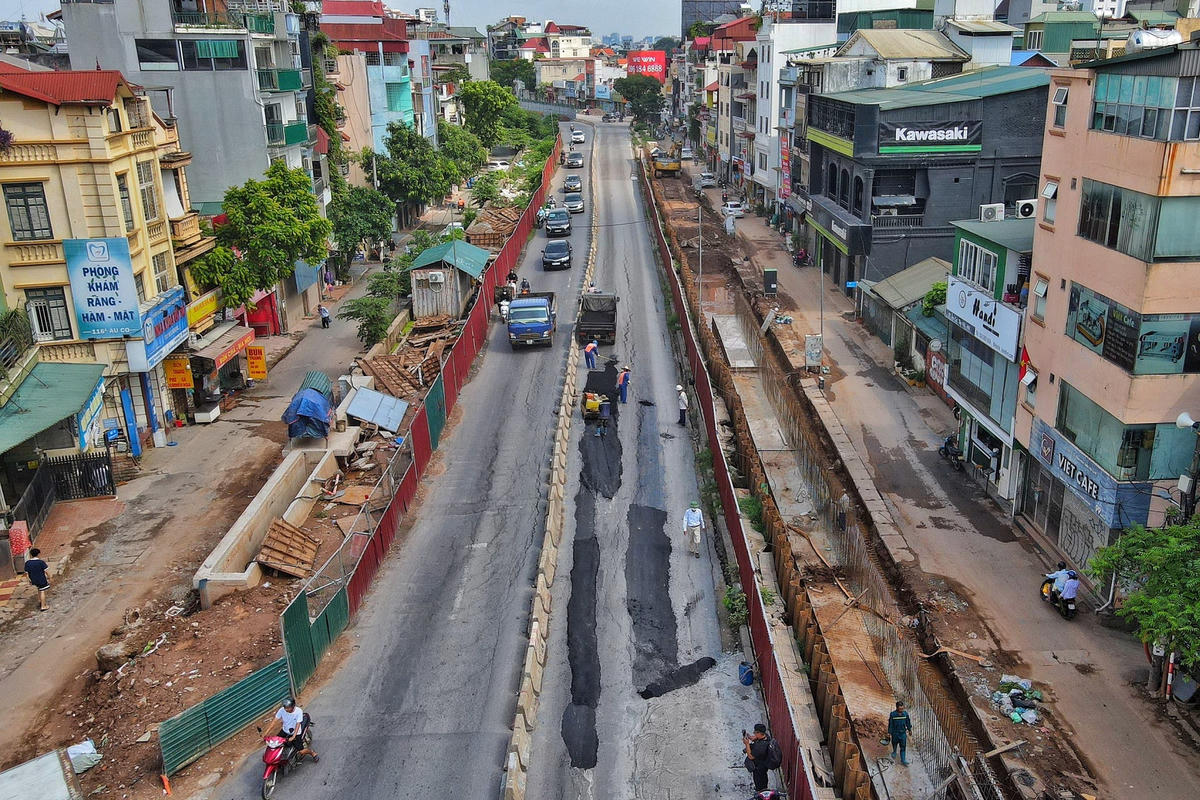 Theo đó, chiều 18/6 đơn vị thi công cùng chủ đầu tư đã tiến hành vá lại các vết nứt trên mặt đường Âu Cơ.