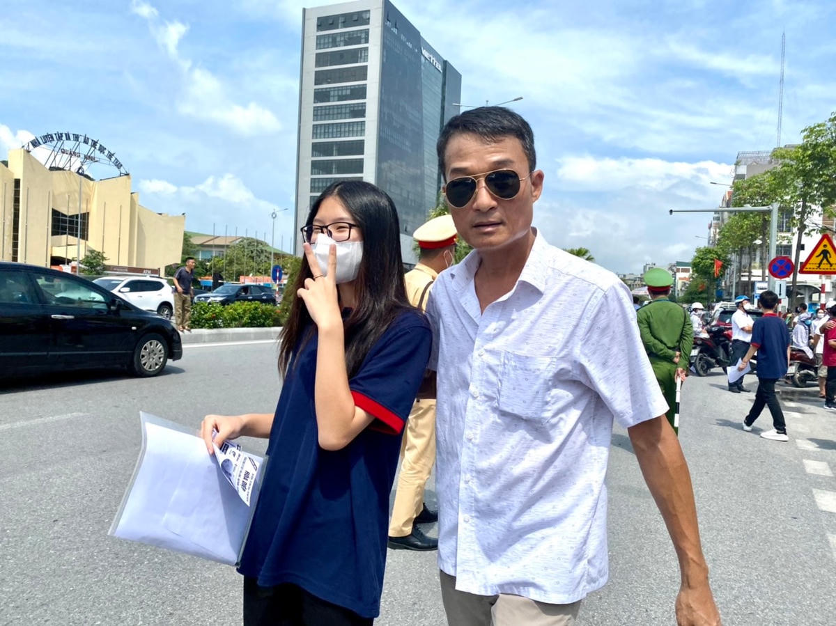 Tại điểm thi trường THPT Hòn Gai, nhiều thi sinh và phụ huynh cũng bộc lộ sự phấn khởi sau môn thi Ngữ văn.