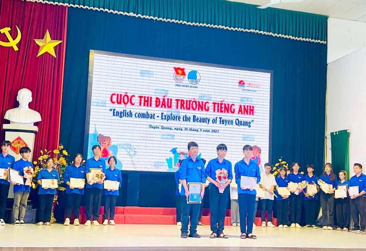 doi-thi-english-combat-cua-nha-truong-da-doat-giai-nhat-dong-doi-va-01-giai-nhat-ca-nhan-cho-thi-sinh-co-phan-hung-bien-hay-nhat-la-em-le-quang-huy.jpg
