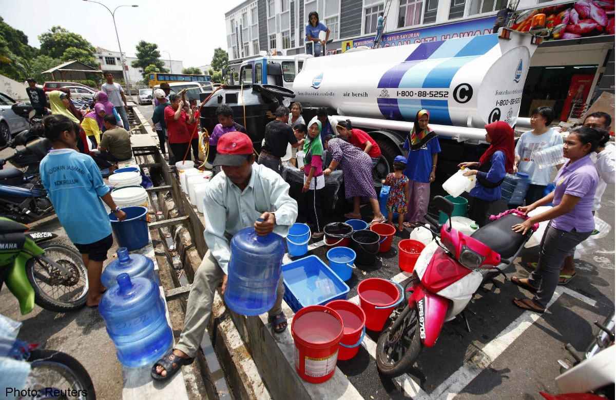 Khung cảnh người dân chờ lấy nước do thiếu nước sinh hoạt tại Malaysia. Ảnh: Reuters.
