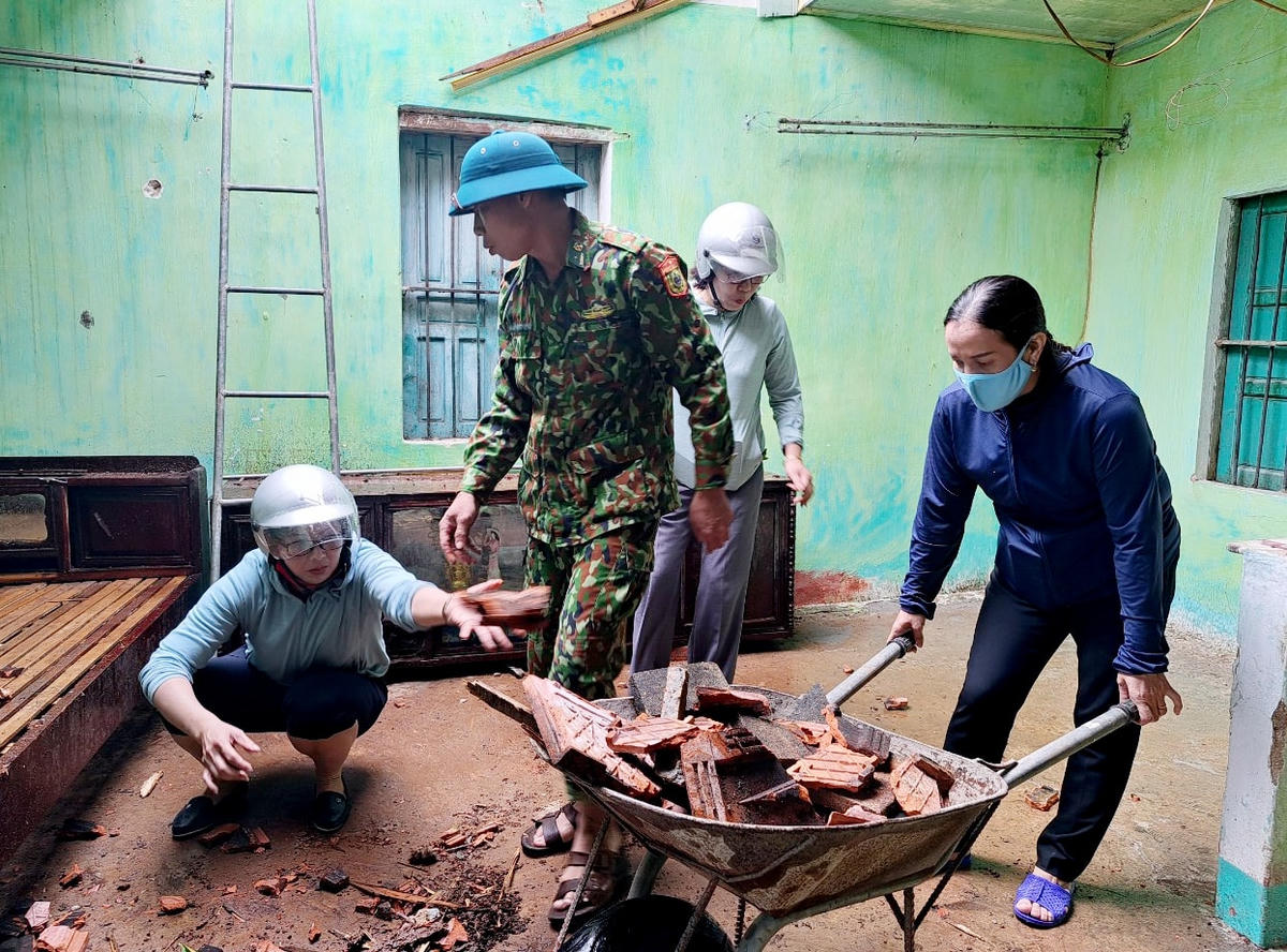 Gió lốc khiến nhiều nhà dân ở Hà Tĩnh bị tốc mái