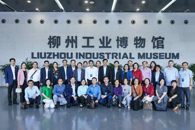 Đoàn đại biểu tham dự giao lưu hữu nghị của Việt Nam đã tới tham quan, khảo sát Bảo tàng Công nghiệp thành phố Liễu Châu. Ảnh: Quang Vinh