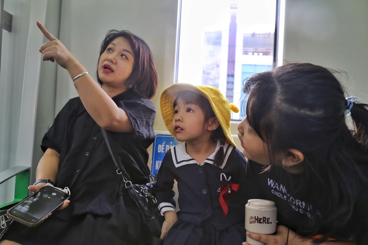 Nhiều em nhỏ lần đầu được trải nghiệm tàu vẫn còn bỡ ngỡ đang được mẹ giải thích.