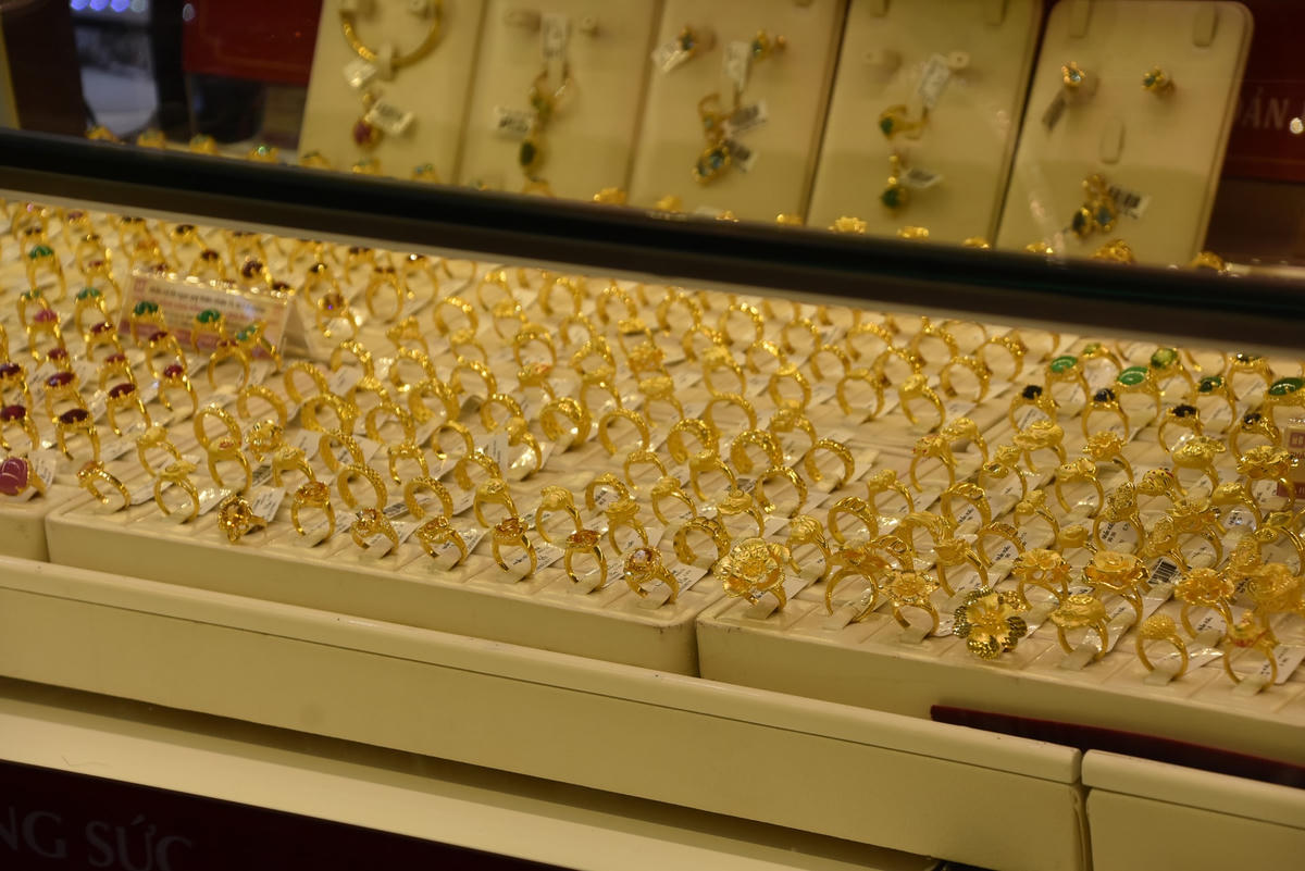 Tại đây, mỗi khách hàng được nhân viên phát phiếu theo thứ tự để điền các thông tin gồm tên, số điện thoại và số lượng vàng muốn mua.