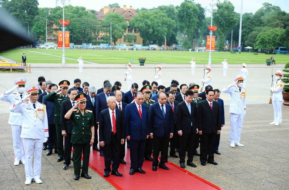 Các lãnh đạo, nguyên lãnh đạo Đảng và Nhà nước lãnh đạo các ban, bộ, ngành, đoàn thể Trung ương viếng Chủ tịch Hồ Chí Minh. (Ảnh: Minh Đức/TTXVN).