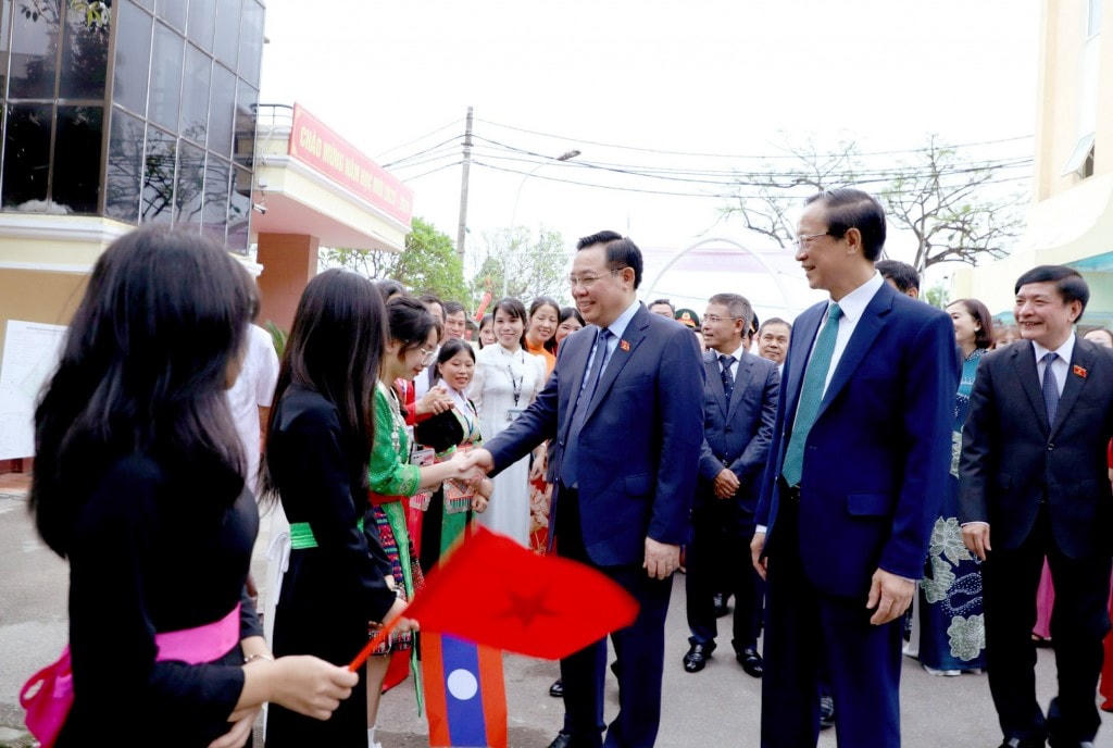 Ủy viên Bộ Chính trị, Chủ tịch Quốc hội Vương Đình Huệ đến dự lễ khai giảng tại Trường Hữu nghị T78 huyện Phúc Thọ.