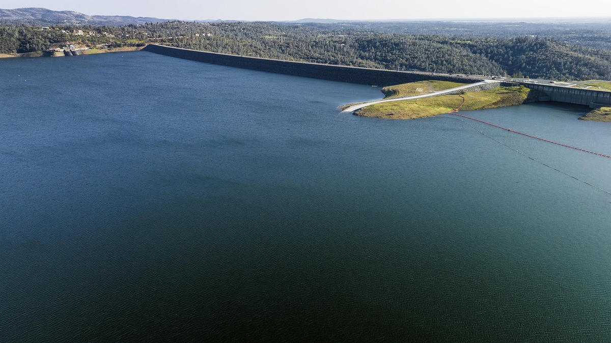Đập Oroville khi khô cằn vào ngày 22/5/2021 và và đầy nước vào ngày 26/3/2023.  