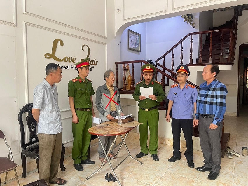 Nguyễn Thành Nam, nguyên Phó Giám đốc Sở Tài nguyên và môi trường tỉnh Hà Nam, đánh dấu X màu đỏ