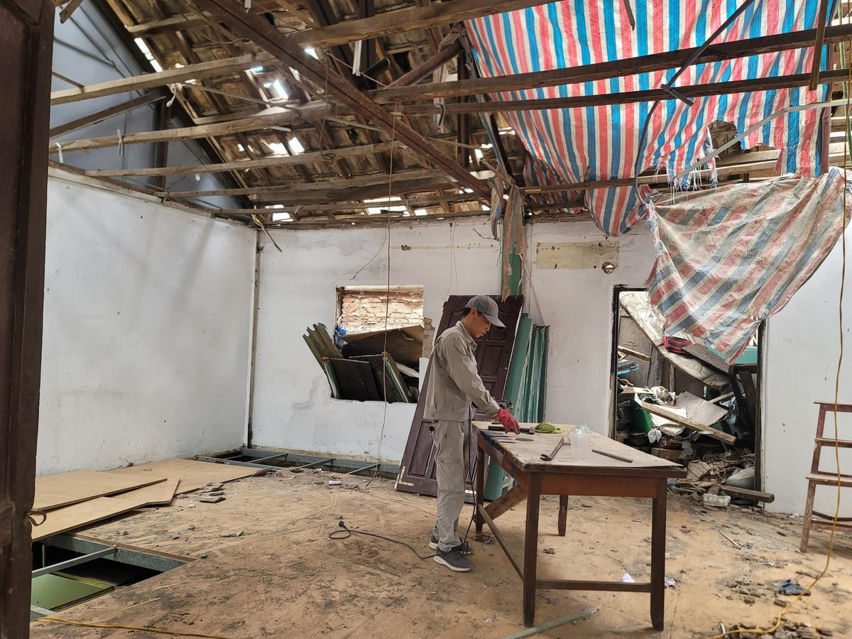 Theo chia sẻ của một đại diện Đội quản lý đường bộ I.5-2, phần mái này trước đây đơn vị gia cố thêm để chống dột nước. 