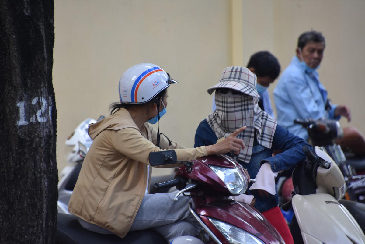 TP HCM: Phụ huynh đội nắng, ngủ gục chờ con thi môn Toán