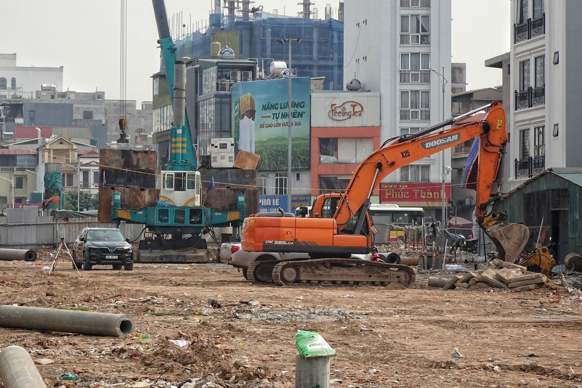 Cận cảnh: Tuyến đường 40m giá nghìn tỷ đồng ở Hà Nội thi công trở lại sau thời gian dài