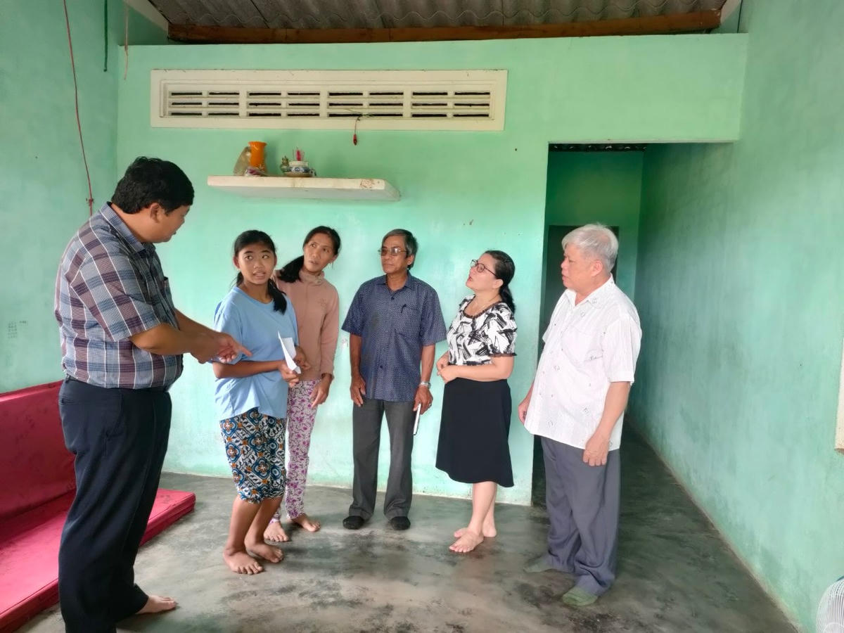 Đoàn thăm hỏi, trao quà cho gia đình em Huỳnh Thị Kim Huệ, thôn Mỹ Lai, xã Tịnh Khê, thành phố Quảng Ngãi.