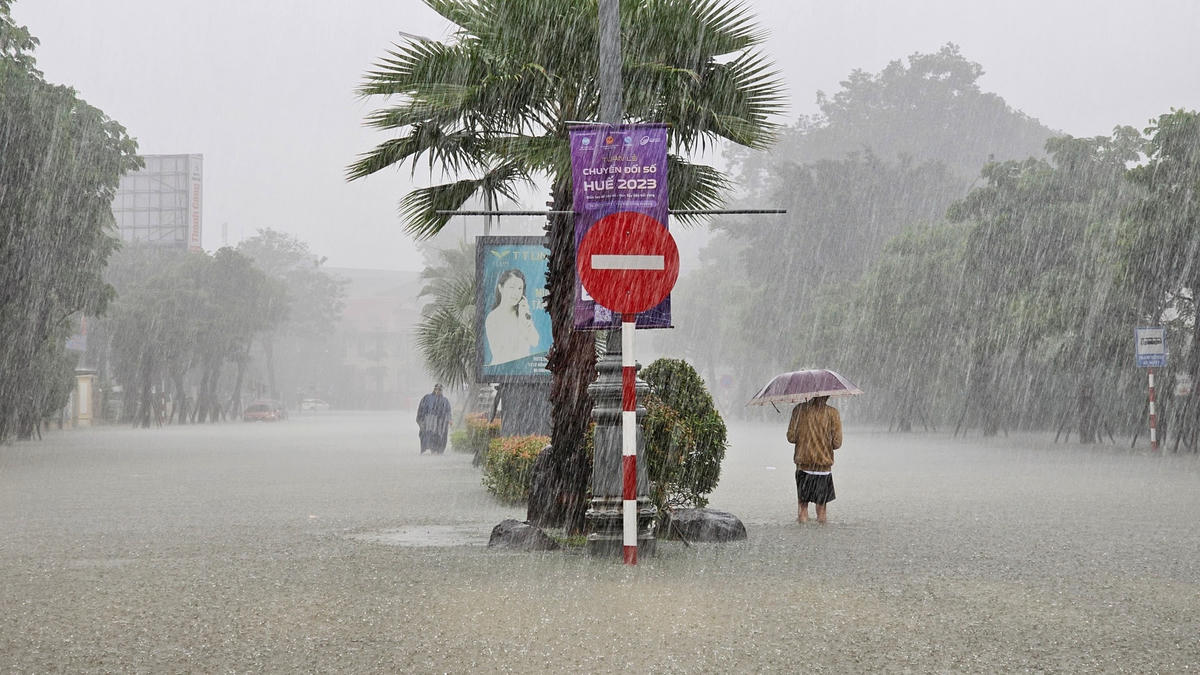 Sáng 15/11, tại thành phố Huế (tỉnh Thừa Thiên - Huế) tiếp tục có mưa to, có nơi mưa rất to. Nước trên sông Hương đạt mức trên báo động III, các tuyến đường ở thành phố Huế bị nhấn chìm trong nước. Ảnh: Phúc Khang.