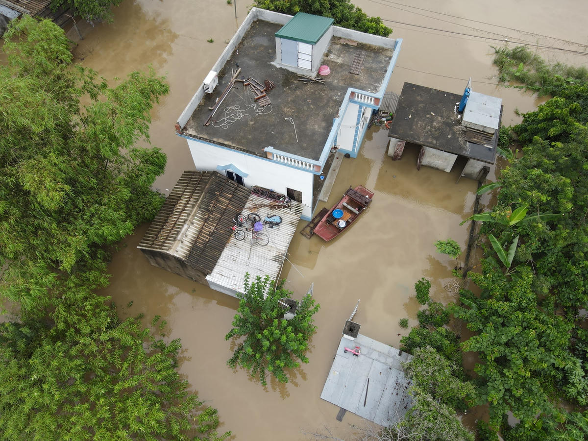 Ông Trần Cao Đến, 73 tuổi, người dân thôn Kênh Gà cho biết: Mỗi năm, nơi đây thường bị ngập lụt từ 3 - 4 lần, sau mỗi đợt mưa lớ, kéo dài hoặc sau các cơn bão. Vì đã có kinh nghiệm ứng phó nên mỗi năm, người dân đều tích trữ sẵn lương thực để phòng trường hợp bất trắc. 
