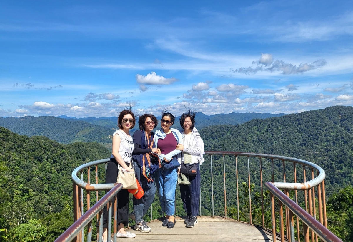 Du khách "check-in" với vẻ đẹp ở Đỉnh Quế. Ảnh: Xuân Hiền.  