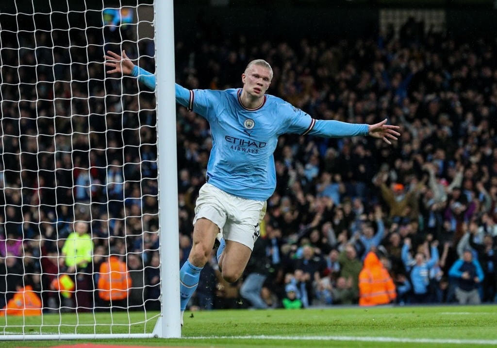Haaland đệm bóng một chạm đưa bóng vượt qua thủ thành Burnley, mở tỉ số trận đấu ở phút 32.
