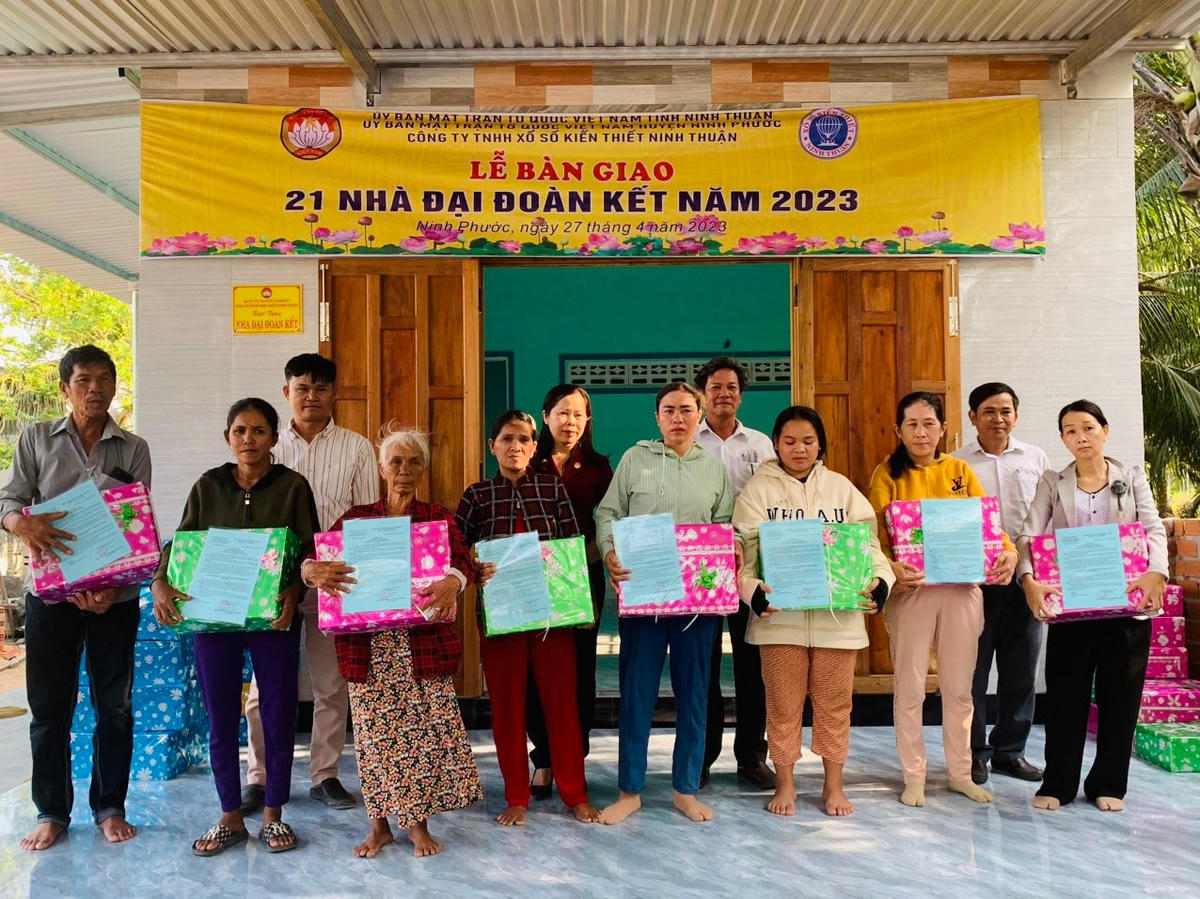 Tặng quà cho các hộ nghèo tại lễ bàn giao Đại đoàn kết.