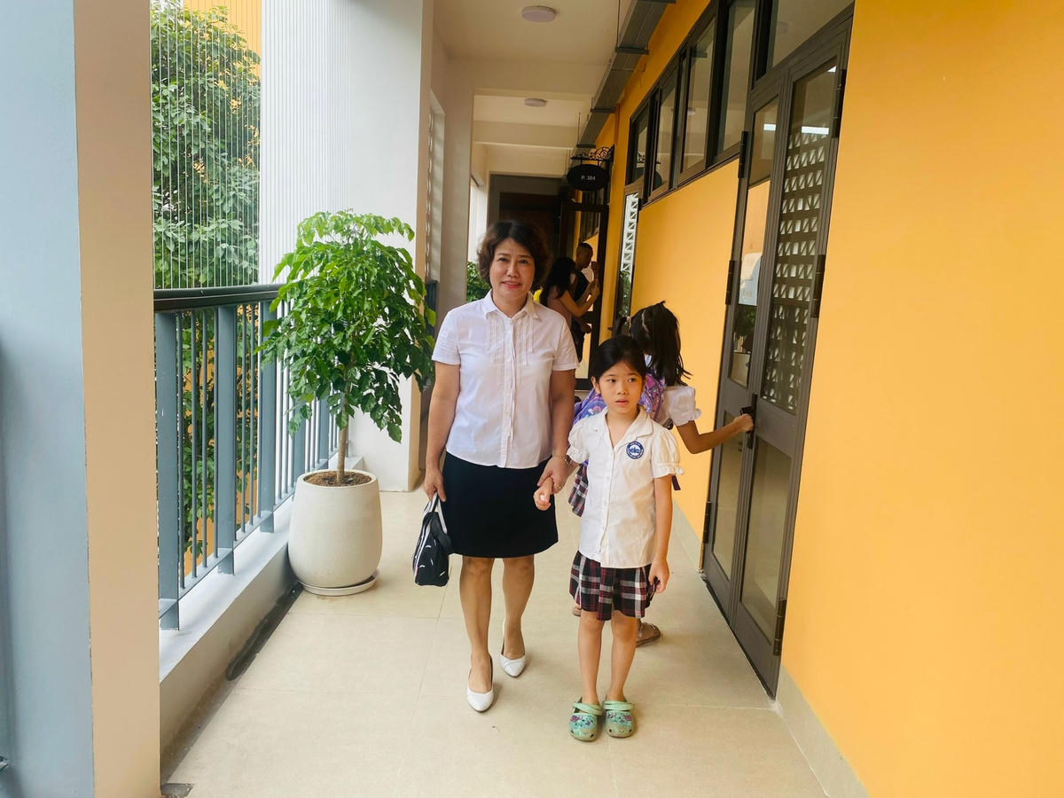Giáo viên Trường Tiểu học Chu Văn An A dẫn học sinh vào lớp học.