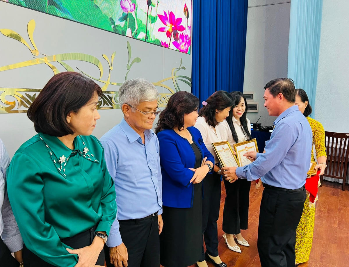 Đại diện UBTƯ MTTQ Việt Nam và lãnh đạo Mặt trận tỉnh Bình Dương trao khen thưởng cho các cá nhân, tập thể có nhiều đóng góp trong công tác Mặt trận.  