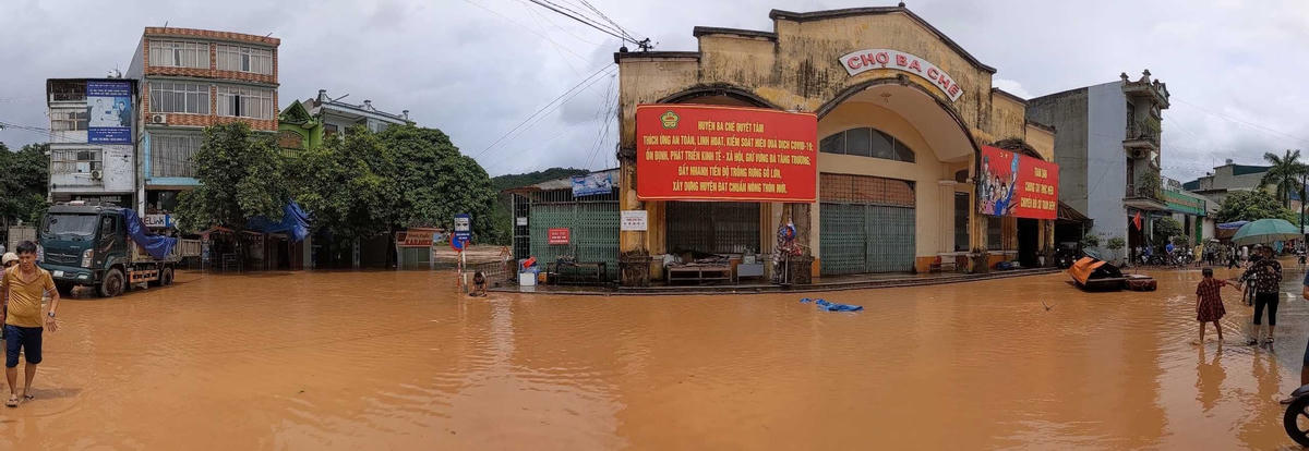 Các tuyến phố của thị trấn Ba Chẽ (huyện Ba Chẽ) ngập trong biển nước. Ảnh: Huyện Ba Chẽ.