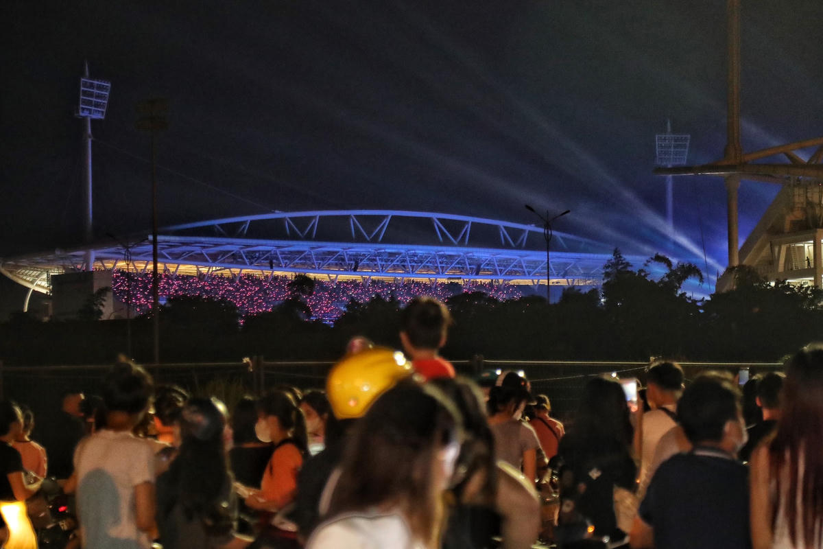 Chương trình Chuyến lưu diễn vòng quanh thế giới của nhóm nhạc BlackPink 2023 diễn ra tại sân vận động Mỹ Đình vào tối ngày 29/7 với khoảng 36.000 khán giả. Nhìn từ bên ngoài, buổi biểu diễn được sử dụng tông màu hồng làm chủ đạo.