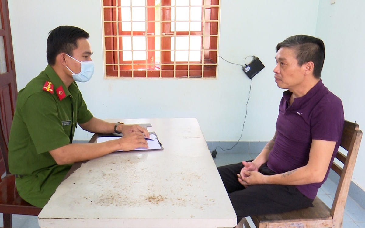 Trần Hoài Thanh tại cơ quan công an.