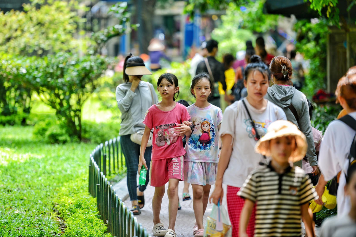 Tại Công viên Thủ Lệ có nhiều trò chơi và đặc biệt là có sở thú nên nhiều gia đình chọn làm địa điểm cho con em ra vui chơi ngày lễ.