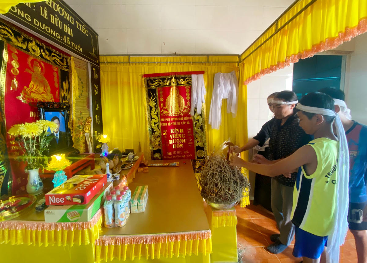 Người nhà mong muốn cơ quan chức năng sớm tìm ra nguyên nhân tử vong của anh Lê Hữu Hoà tại Bệnh viện đa khoa TTH Hà Tĩnh. 