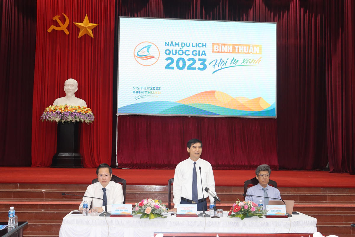 Chủ trì buổi gặp mặt.