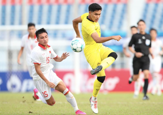 U23 Malaysia nỗ lực tìm bàn gỡ.