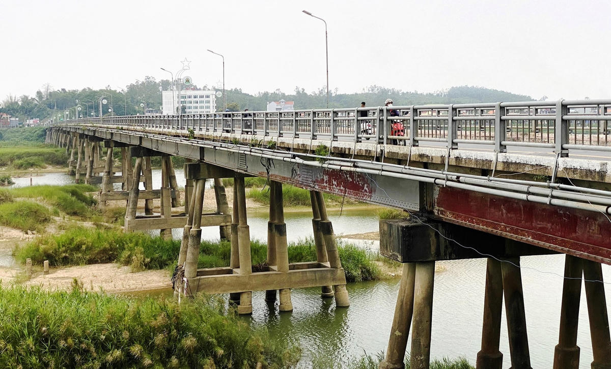 Cầu Trà Khúc 1 cũ đã xuống cấp nghiêm trọng.