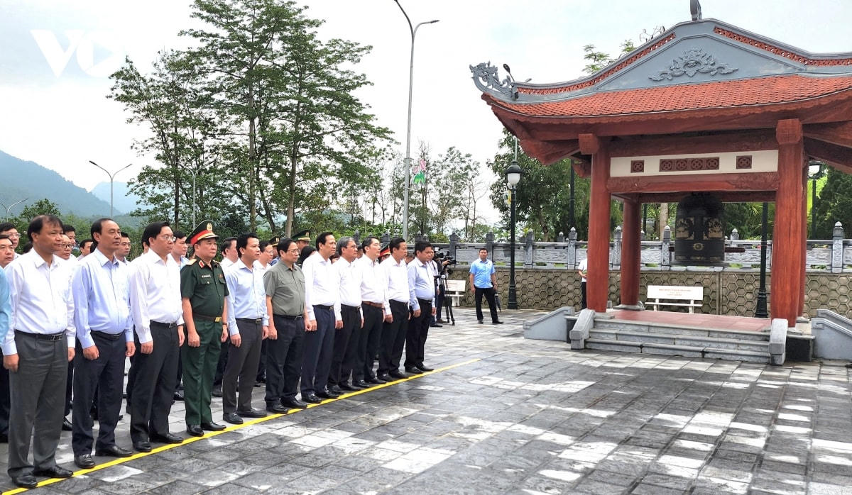 Thủ tướng Chính phủ Phạm Minh Chính cùng đoàn công tác đã dâng hương, dâng hoa  tỏ lòng thành kính tưởng nhớ và biết ơn vô hạn các Anh hùng liệt sĩ.