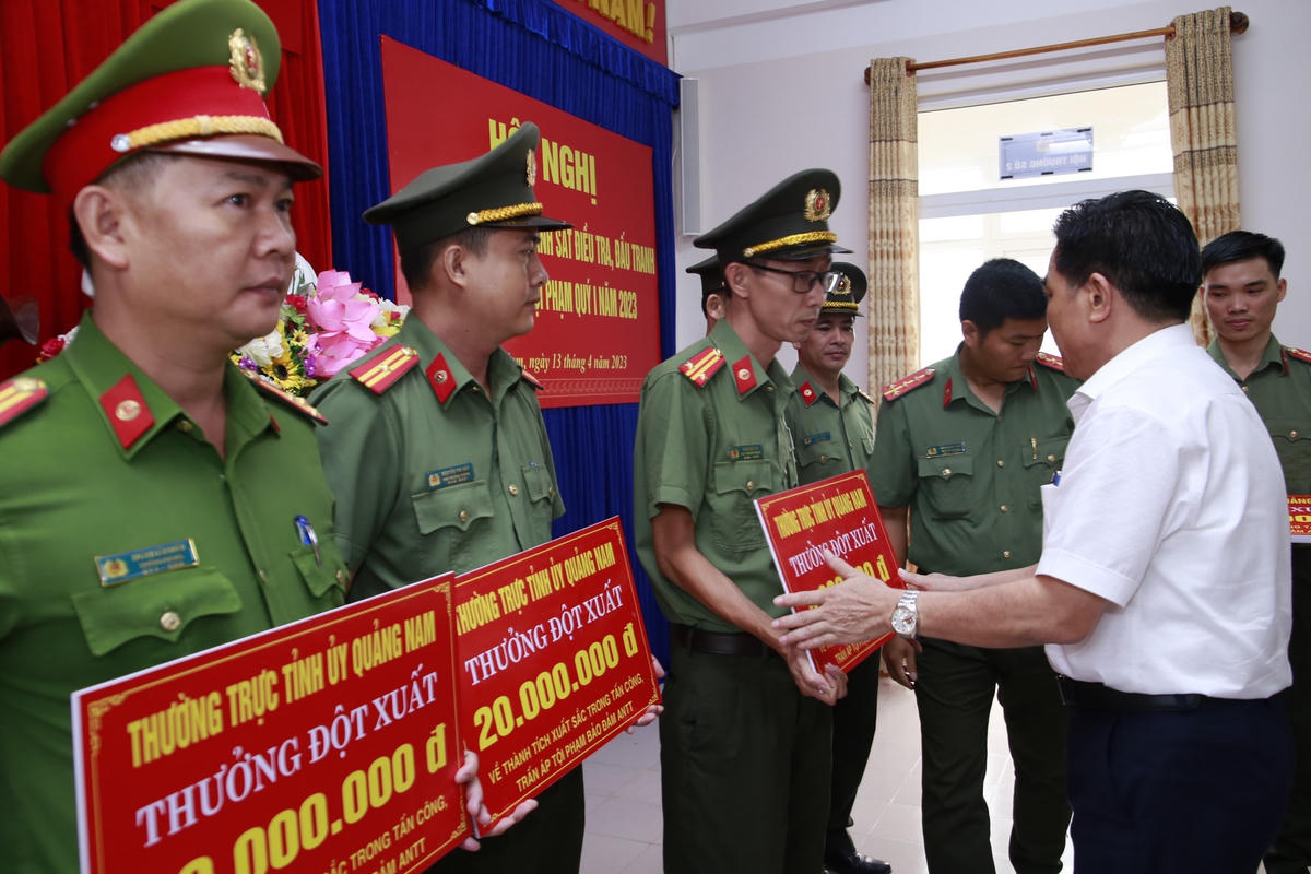 Ông Lê Văn Dũng khen thưởng cho lực lượng Công an tỉnh Quảng Nam.