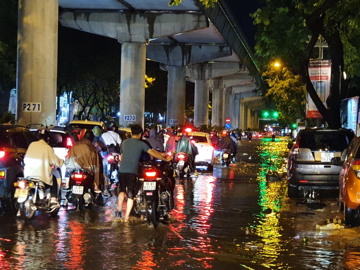 Nhiều phương tiện phải dắt bộ do chết máy.
