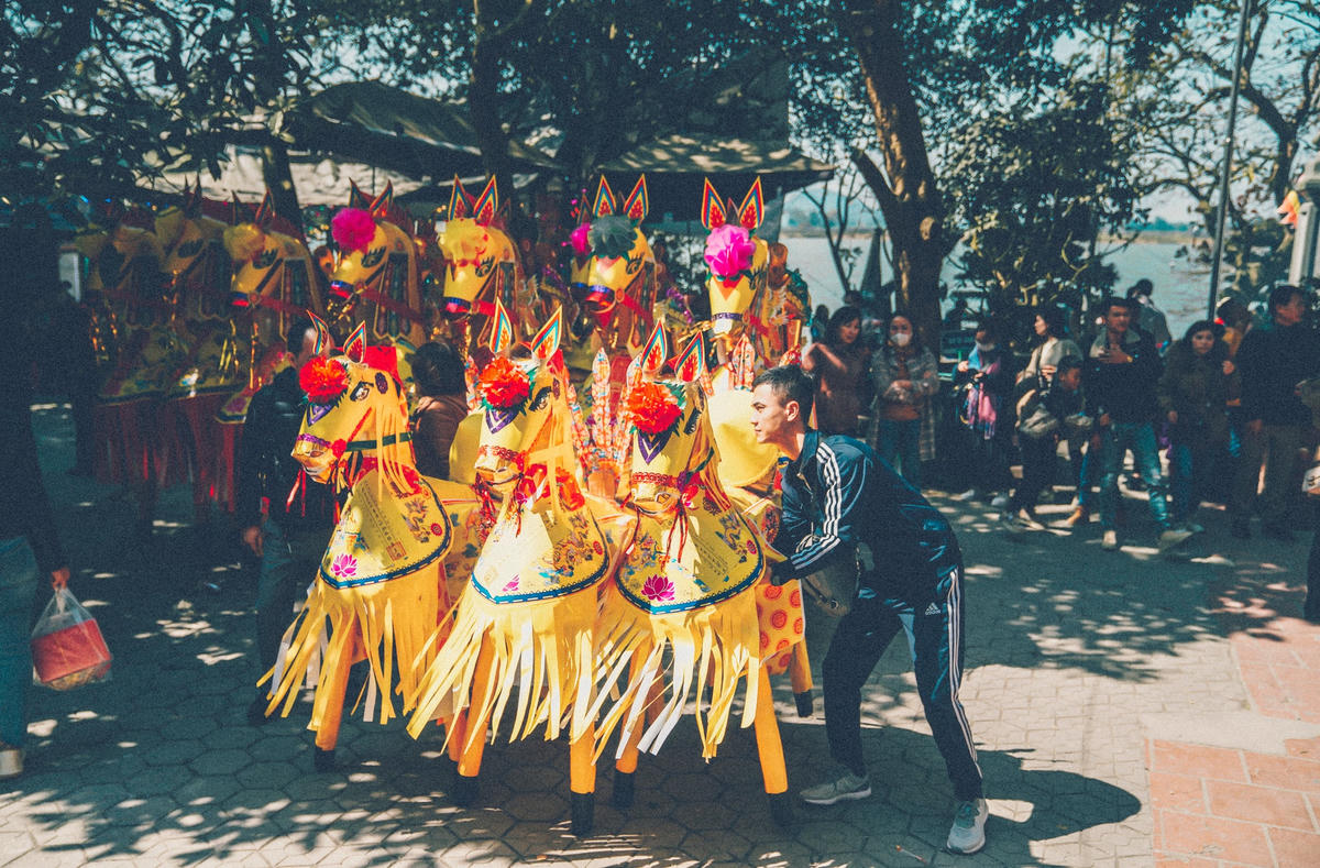 Theo khảo sát tại các điểm bán vàng mã, ngựa giấy có nhiều kích thước khác nhau từ 1m đến 2m, giá giao động khoảng 200.000 - 350.000 đồng/con.