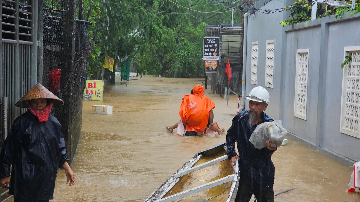 Nước dâng cao khiến việc đi lại của người dân gặp nhiều khó khăn.