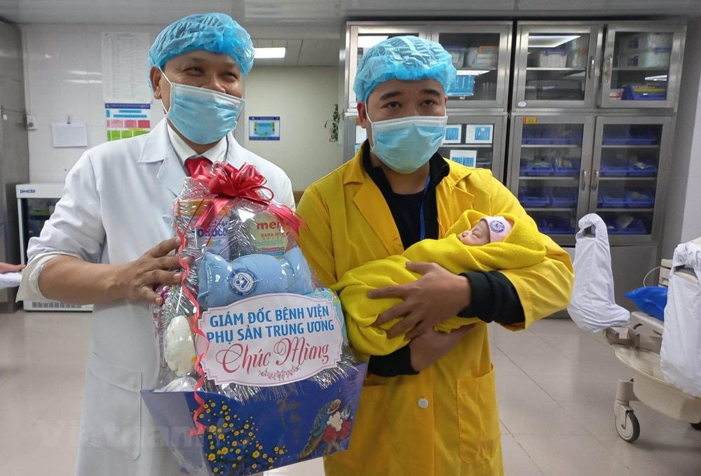 Trong thời khắc đón năm mới, bệnh viện đã chuẩn bị nhiều món quà để chào đón những công dân đầu tiên của năm 2023. (Ảnh: T.G/Vietnam+).