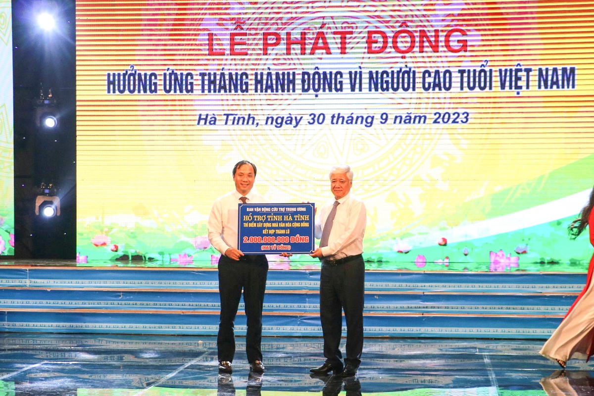 Dịp này, Chủ tịch UBTƯ MTTQ Việt Nam Đỗ Văn Chiến hỗ trợ tỉnh Hà Tĩnh xây dựng Nhà văn hóa cộng đồng kết hợp tránh trú bão lũ số tiền 2 tỷ đồng.