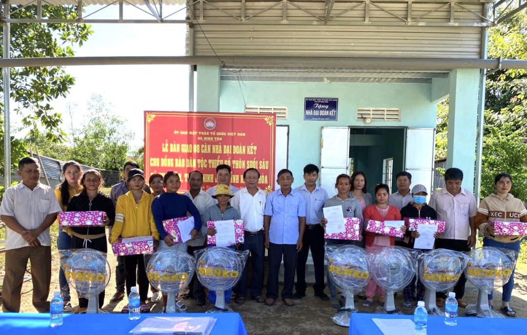 Trao quyết định bàn giao nhà Đại đoàn kết và quà cho các  gia đình, hộ nghèo, hộ cận nghèo năm 2023.