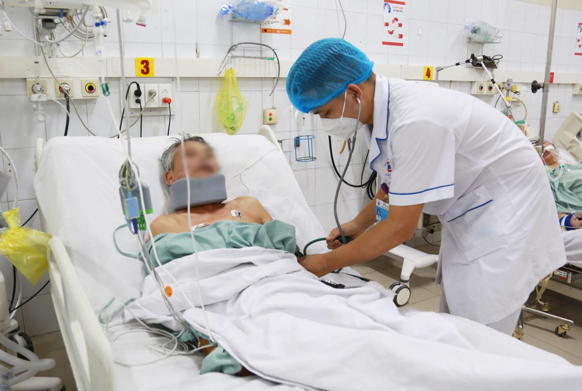 Bệnh nhân B. đã tỉnh và được rút ống thở, vết mổ khô, mạch cổ đập tốt và nói chuyện được. Ảnh: Bệnh viện Đa khoa tỉnh Quảng Ninh.